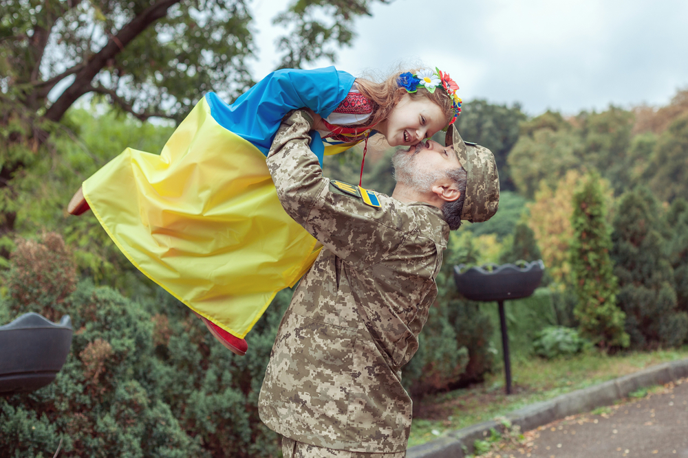 Як допомогти дитині спілкуватися з батьком, який повернувся з фронту у відпустку - Фото