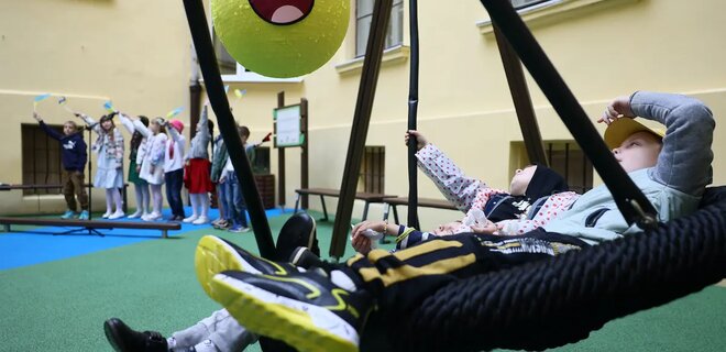 У Львові на місці занедбаного шкільного дворика відкрили дитячий майданчик — фото - Фото