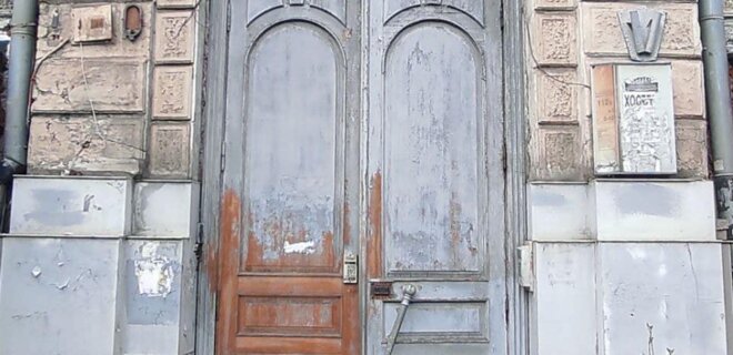 Киевляне реставрируют старинную дверь, которой занимался погибший на войне Сергей Миронов - Фото