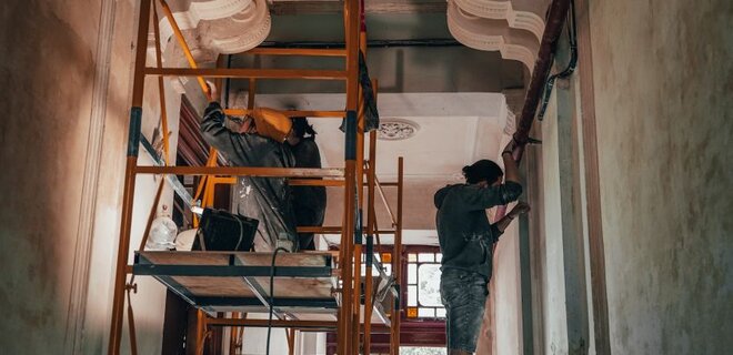 У Львові навчають містян реставрувати історичний стінопис у підʼїзді - Фото