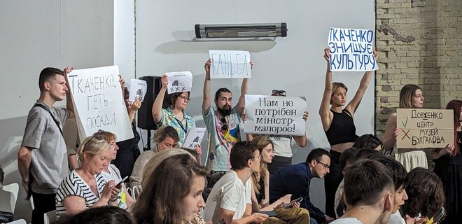На Книжном Арсенале активисты требовали увольнения Ткаченко – фото - Фото