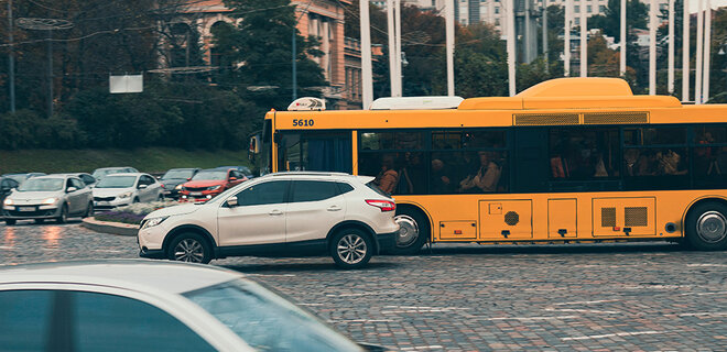 В Києві водій автобуса не пустив жінку з розібраним велосипедом в салон  – відео - Фото