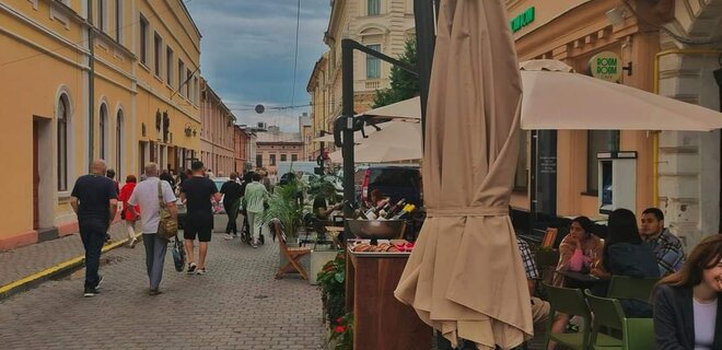 Одна из улиц в центре Черновцов стала пешеходной после эксперимента — фото - Фото
