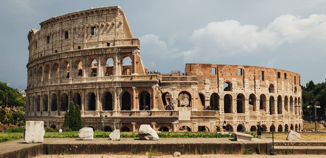 В Италии туристу, нацарапавшему на Колизее свое имя, грозит штраф и заключение - Фото