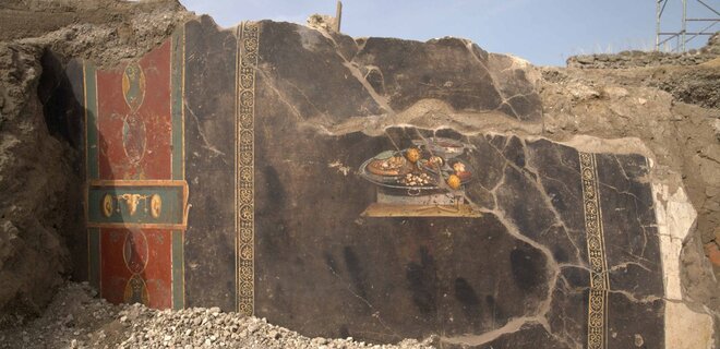 Археологи нашли фреску в Помпеях, изображающую, вероятно, первую пиццу в истории - Фото