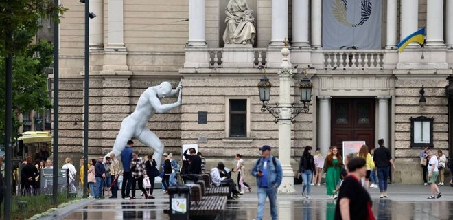 Во Львове установили гигантскую скульптуру, которая будет 