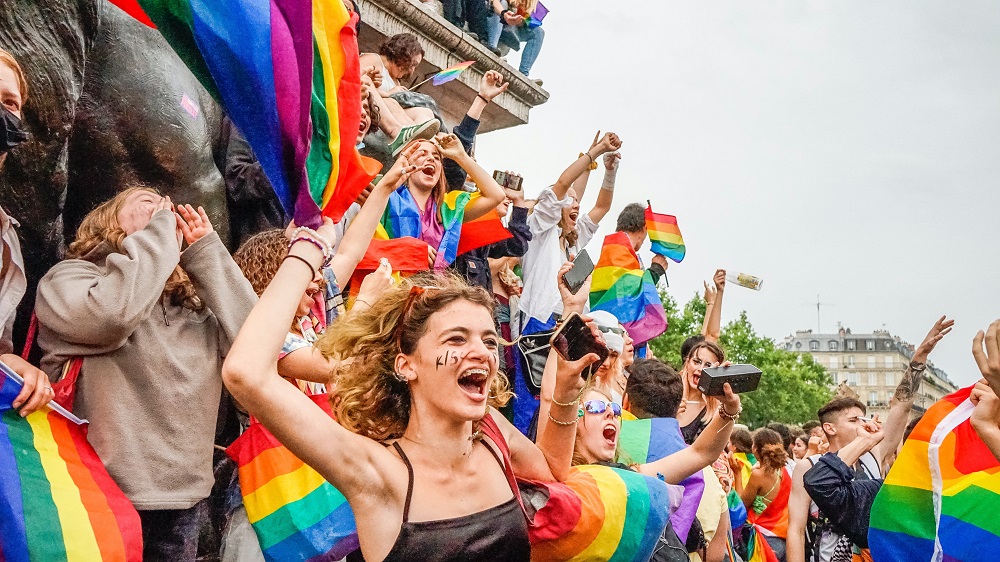 Развенчиваем мифы о ЛГБТИК+. Факты из истории, литературы и медицины - Фото