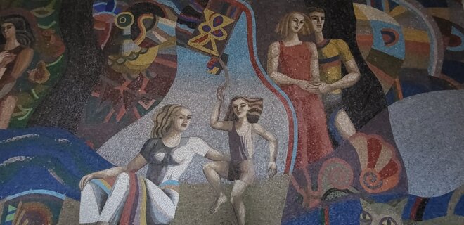 В Києві руйнується ще одне мозаїчне панно - Фото