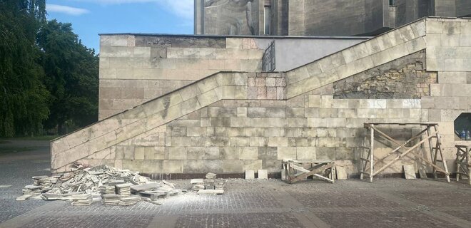 На фасад Дворца культуры КПИ возвращают аутентичную плитку - Фото