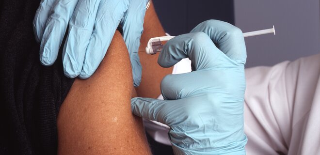 С июля украинцы могут контролировать вакцинации в одном приложении Helsi - Фото