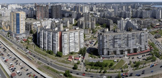 В Дарницком районе Киева вместо парковки обустроят новый сквер - Фото