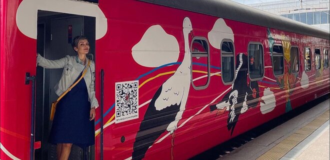 Укрзалізниця запустила до Хелма потяг з ілюстрацією Олександра Грехова - Фото