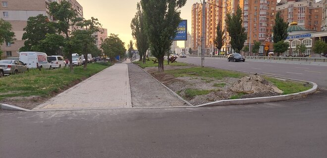 На проспекті Володимира Івасюка в Києві почали облаштовувати велодоріжки – фото - Фото