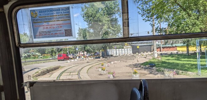 На Оболони в Киеве возле трамвайных путей установили бетонные клумбы – причина - Фото
