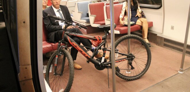 Киевляне просят выделить отдельный вагон в метро под велосипеды – петиция - Фото