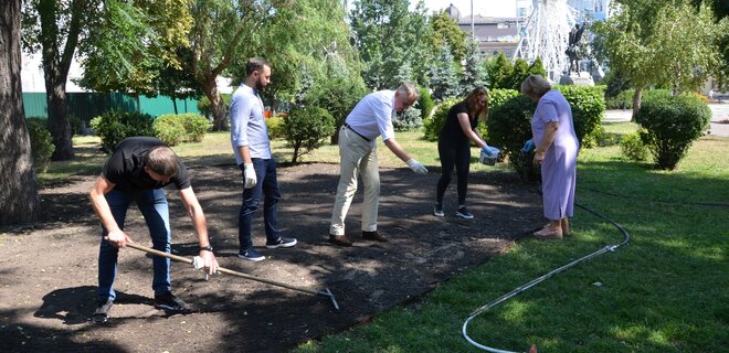 В Киеве на Подоле создали участок с луговыми травами и цветами – фото - Фото