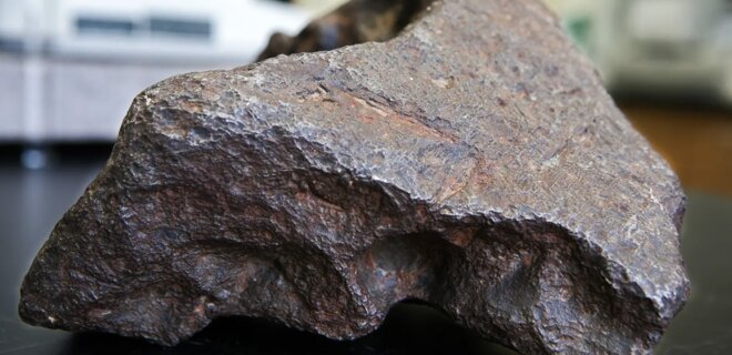 У США чоловік понад 30 років підпирав двері метеоритом, який коштує 75 000 доларів - Фото