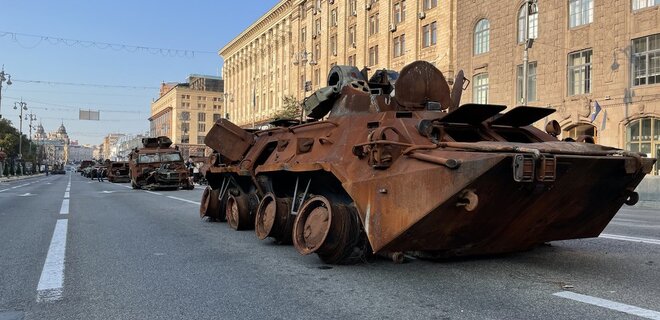 На Крещатике будет парад уничтоженной техники армии РФ – технику уже устанавливают: фото - Фото