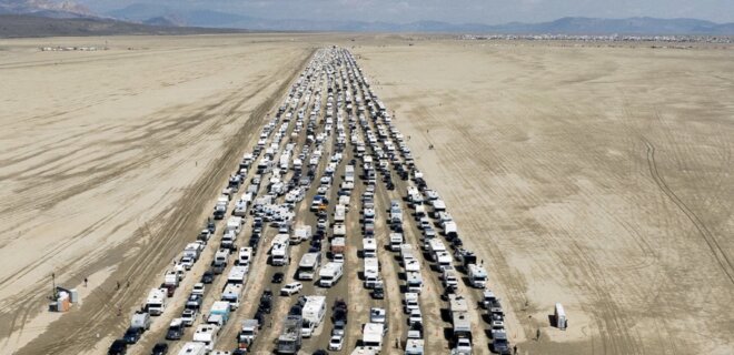 Тисячі учасників Burning Man змогли покинути територію фестивалю — фото - Фото