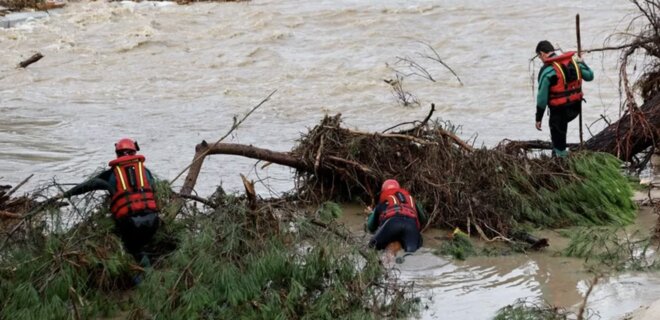 В Іспанії хлопчик вижив під час повені, зачепившись за дерево – там він провів всю ніч - Фото