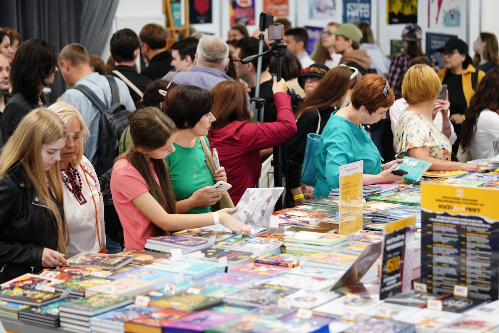 Дорослі читають підліткову літературу. Розмова про книжковий ринок у світі та Україні - Фото