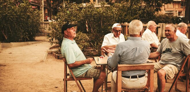 Старші люди, які сидять понад 10 годин на день, мають більший ризик розвитку деменції - Фото