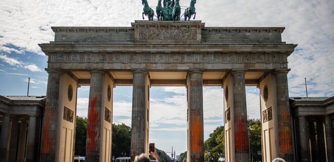 У Берліні кліматичні активісти облили фарбою Бранденбурзькі ворота – фото - Фото