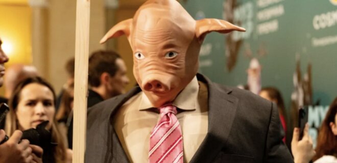 Melovin пришел на Музвар-2023 в образе свиньи, чтобы привлечь внимание к коррупции — фото - Фото