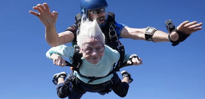 В США 104-летняя женщина прыгнула с парашютом – она хочет установить мировой рекорд - Фото