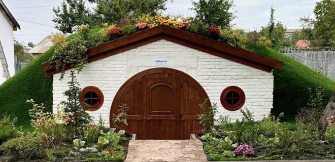 В Гостомеле для школьников построили укрытие в виде домика хоббитов — фото - Фото