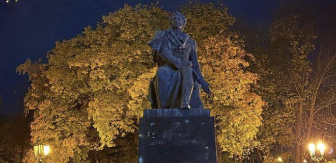 В Киеве с памятника Пушкину сняли демаскировочную сетку, которую ранее повесили активисты - Фото
