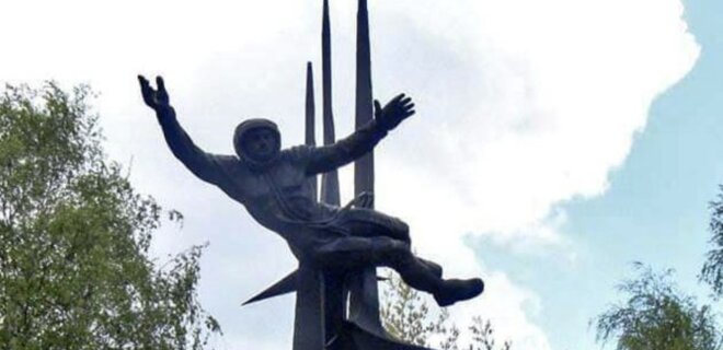 Во Львове демонтируют памятник советской космонавтике - Фото