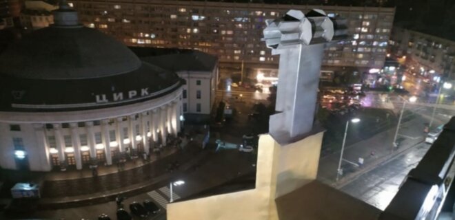 Звезду, которую демонтировали с обелиска на Галицкой площади в Киеве, отправили в музей - Фото