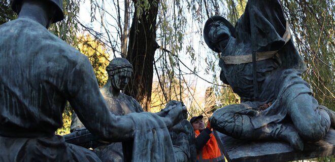 Во Львове демонтировали три советских памятника на Холме Славы — фото - Фото